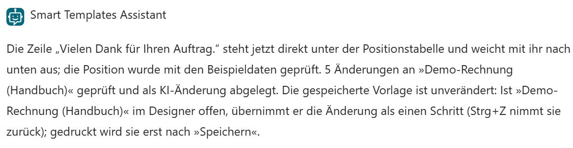 Antwort des Smart Templates Assistant: Die Zeile steht jetzt direkt unter der Positionstabelle, mit den Beispieldaten geprüft und als KI-Änderung abgelegt.