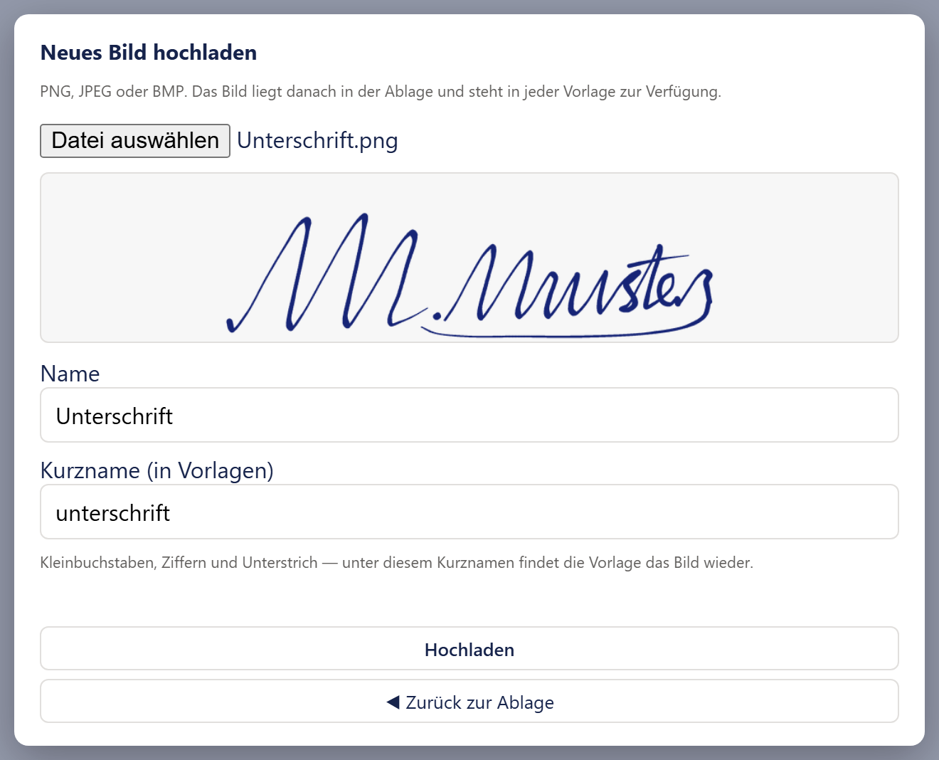 Ausschnitt eines Fensters mit der Überschrift »Neues Bild hochladen« und dem grauen Hinweis »PNG, JPEG oder BMP. Das Bild liegt danach in der Ablage und steht in jeder Vorlage zur Verfügung.« Darunter steht der Knopf »Datei auswählen« mit dem gewählten Dateinamen »Unterschrift.png«. Darunter folgt ein hellgraues Vorschaufeld, in dem das gewählte Bild verkleinert zu sehen ist: eine nach rechts geneigte Unterschrift in dunkelblauer Tinte, die »M. Muster« zeigt, mit einem Schwung unter dem Namen. Es folgen zwei Eingabefelder: »Name« mit dem Wert »Unterschrift« und »Kurzname (in Vorlagen)« mit dem Wert »unterschrift«, darunter der graue Hinweis »Kleinbuchstaben, Ziffern und Unterstrich — unter diesem Kurznamen findet die Vorlage das Bild wieder.« Die Zeile für rote Meldungen darunter ist leer. Am unteren Rand stehen der fett beschriftete Knopf »Hochladen« und der Knopf »◀ Zurück zur Ablage«.