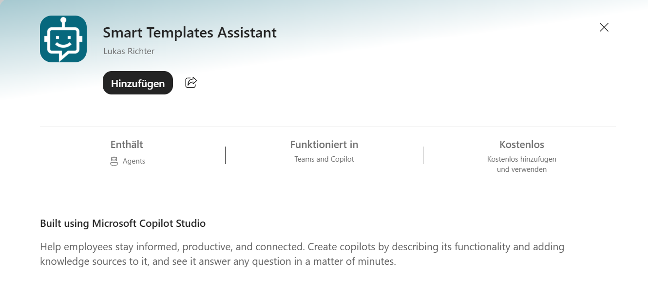 Der obere Teil eines Fensters im Agents-Store von Microsoft 365 Copilot. Links oben das Symbol des Assistenten, ein weißer Roboterkopf mit Sprechblase auf dunkel türkisem Grund, daneben der Name »Smart Templates Assistant«, darunter in Grau der Name dessen, der ihn angelegt hat. Darunter der schwarze Knopf »Hinzufügen« und ein Symbol zum Teilen, rechts oben ein Kreuz zum Schließen. Es folgt eine Zeile mit drei Angaben: »Enthält: Agents«, »Funktioniert in: Teams and Copilot« und »Kostenlos: Kostenlos hinzufügen und verwenden«. Unten steht »Built using Microsoft Copilot Studio« und ein englischer Beschreibungstext, der mit »Help employees stay informed, productive, and connected.« beginnt.