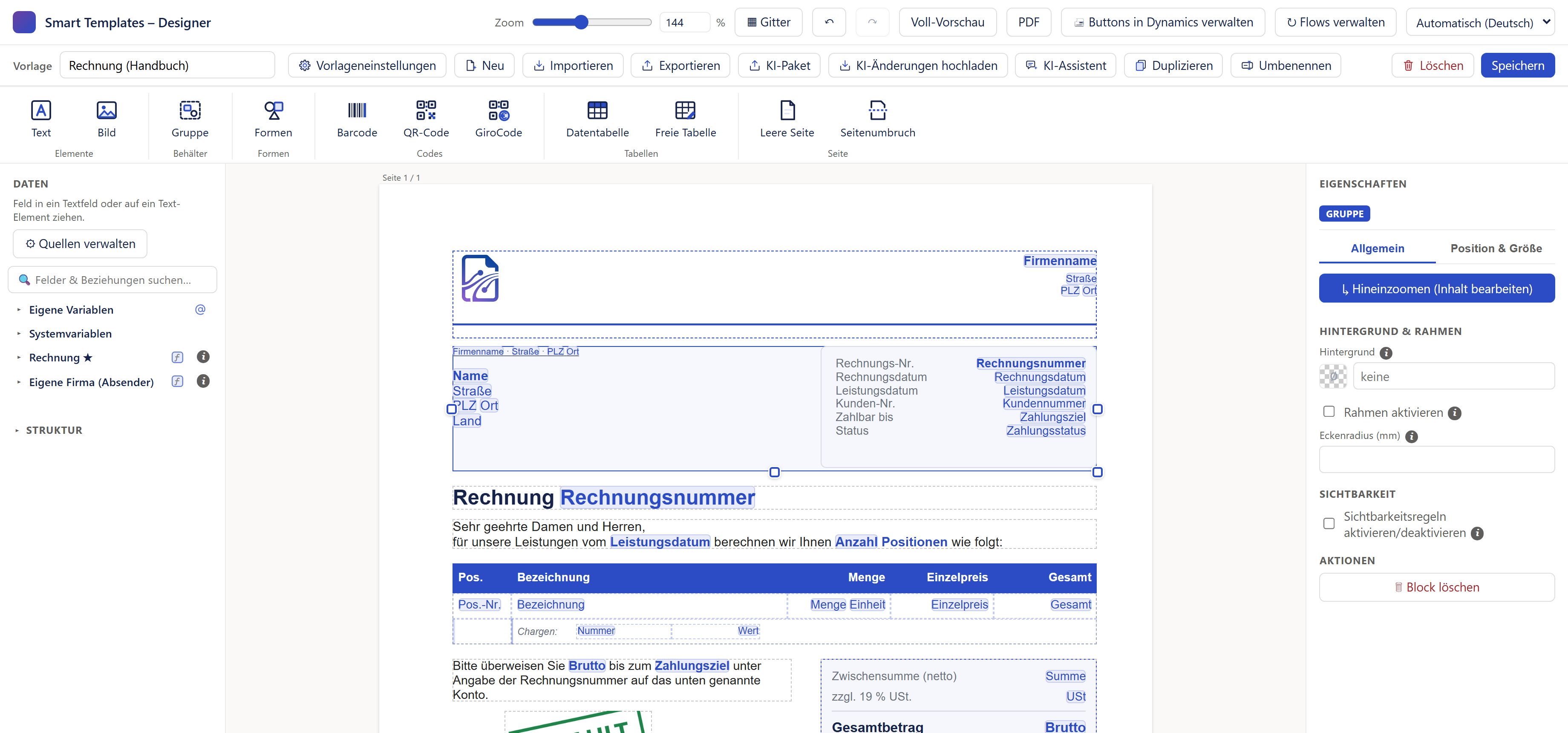 Der Designer mit der Vorlage »Rechnung (Handbuch)«. Ganz oben die Kopfleiste: links ein farbiges Quadrat und der Titel »Smart Templates – Designer«, rechts Zoom mit Schieber und Prozentzahl, »Gitter«, die Pfeile für Rückgängig und Wiederholen, »Voll-Vorschau«, »PDF«, »Buttons in Dynamics verwalten«, »Flows verwalten« und die Sprachwahl »Automatisch (Deutsch)«. Darunter die Vorlagenzeile mit dem Feld »Vorlage« (»Rechnung (Handbuch)«), »Vorlageneinstellungen«, »Neu«, »Importieren«, »Exportieren«, »KI-Paket«, »KI-Änderungen hochladen«, »KI-Assistent«, »Duplizieren«, »Umbenennen«, rechts dem roten »Löschen« und dem blauen Knopf »Speichern«. Darunter das Menüband mit »Text« und »Bild« (Elemente), »Gruppe« (Behälter), »Formen«, »Barcode«, »QR-Code« und »GiroCode« (Codes), »Datentabelle« und »Freie Tabelle« (Tabellen), »Leere Seite« und »Seitenumbruch« (Seite). Links der Bereich »Daten« mit »Quellen verwalten«, dem Suchfeld und den zugeklappten Einträgen »Eigene Variablen«, »Systemvariablen«, »Rechnung« mit Stern und »Eigene Firma (Absender)«, darunter die zugeklappte »Struktur«. In der Mitte das Blatt »Seite 1 / 1«: oben das Logo, rechts die Marken für Firmenname und Anschrift und darunter eine blaue Linie; dann eine kleine Absenderzeile, der Adressblock aus blauen Marken und rechts daneben ein Rahmen mit den Belegdaten. Diese Gruppe ist markiert (blauer Rahmen mit kleinen Anfassern). Es folgen die Überschrift »Rechnung« mit der Marke »Rechnungsnummer«, die Einleitung und die Positionstabelle, am unteren Rand angeschnitten der Zahlungshinweis, der Summenblock und ein grüner Stempel. Rechts der Bereich »Eigenschaften« mit der Marke »Gruppe«, den Reitern »Allgemein« und »Position & Größe«, dem Knopf »Hineinzoomen (Inhalt bearbeiten)« und darunter den Abschnitten »Hintergrund & Rahmen«, »Sichtbarkeit« und »Aktionen« mit »Block löschen«.