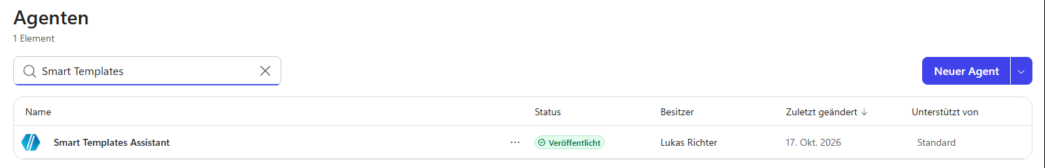 Die Seite »Agenten« in Copilot Studio. Im Suchfeld steht »Smart Templates«, über dem Feld »1 Element«, rechts der Knopf »Neuer Agent«. Die Liste mit den Spalten »Name«, »Status«, »Besitzer«, »Zuletzt geändert« und »Unterstützt von« hat eine Zeile: »Smart Templates Assistant«, »Veröffentlicht«, Besitzer (der Name dessen, der den Agenten angelegt hat), »17. Okt. 2026« und »Standard«.