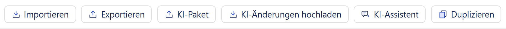 Ein Ausschnitt der Vorlagenzeile des Designers mit den Knöpfen »Importieren«, »Exportieren«, »KI-Paket«, »KI-Änderungen hochladen«, »KI-Assistent« und »Duplizieren«, jeder mit einem kleinen Symbol vor der Beschriftung.