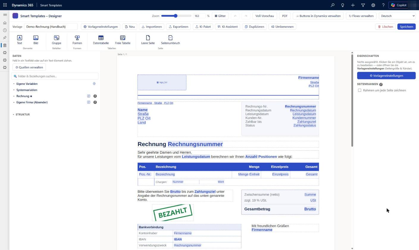 Der Designer in der App »Smart Templates« in Dynamics. Ganz oben die dunkle Leiste von Dynamics mit »Dynamics 365« und dem Namen der App »Smart Templates«, links eine schmale Leiste mit Symbolen. Daneben der Designer: oben Zoom, »Gitter«, »Voll-Vorschau«, »PDF«, »Buttons in Dynamics verwalten« und »Flows verwalten«, darunter die Vorlagenzeile mit dem Feld »Vorlage« und dem Namen »Demo-Rechnung (Handbuch)« sowie den Knöpfen »Vorlageneinstellungen«, »Neu«, »Importieren« und weiteren, rechts »Löschen« und »Speichern«. Darunter das Menüband, links der Bereich »Daten«, in der Mitte das Blatt einer Rechnung mit blauen Feldmarken, rechts der Bereich »Eigenschaften«.