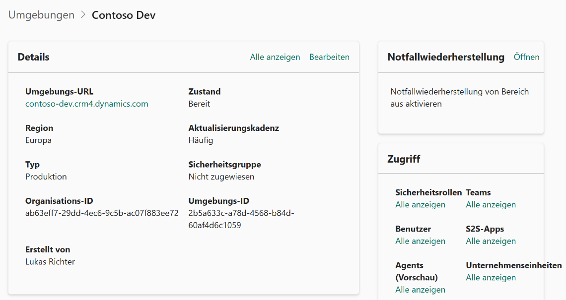 Die Seite einer Umgebung mit der Zeile »Umgebungen › Name der Umgebung«. Links die Karte »Details« mit der Umgebungs-URL »contoso-dev.crm4.dynamics.com«, Region »Europa«, Typ »Produktion«, Organisations-ID, Umgebungs-ID und »Erstellt von« mit dem Namen des Benutzers. Rechts die Karten »Notfallwiederherstellung« und »Zugriff«; in »Zugriff« stehen »Sicherheitsrollen«, »Teams«, »Benutzer«, »S2S-Apps«, »Agents (Vorschau)« und »Unternehmenseinheiten«, jeweils mit dem Link »Alle anzeigen«.